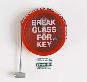 Scatola chiave e martello per vetri rotti